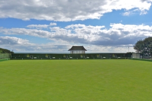 7 How many bowling clubs have a sea view?